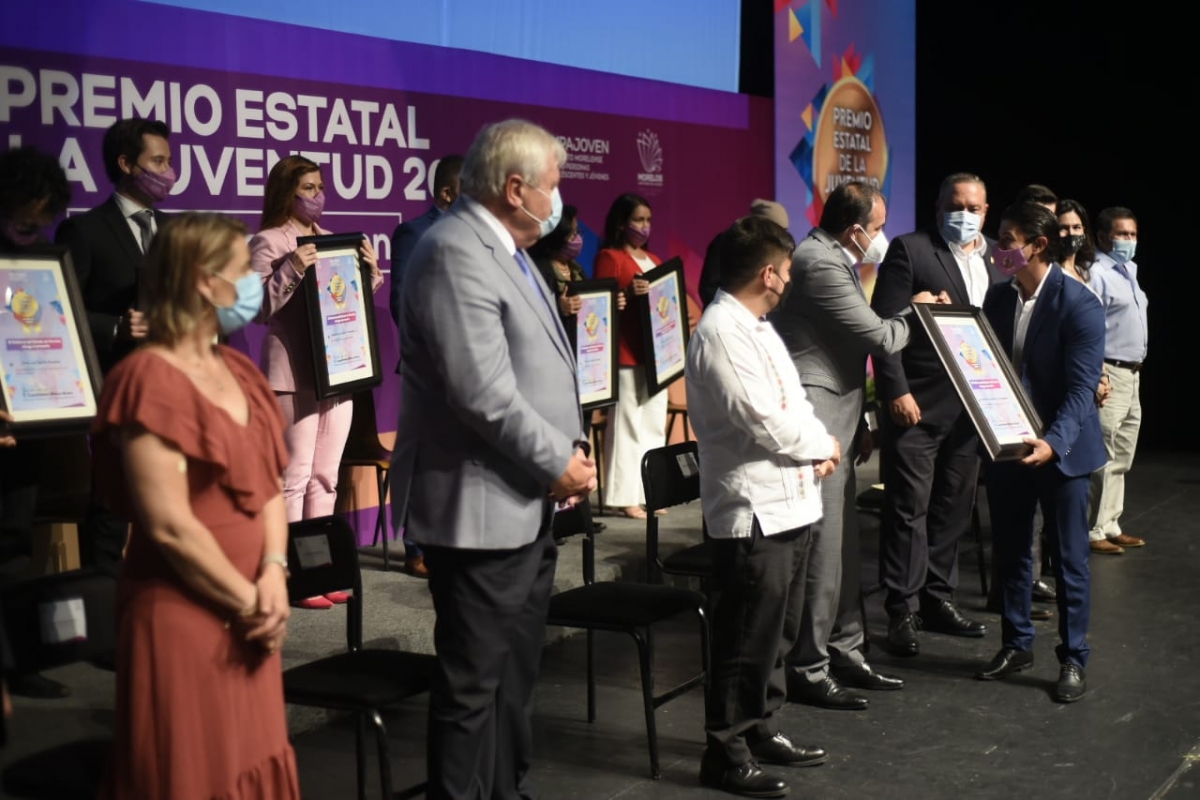 Entrega gobernador Premio Estatal de la Juventud