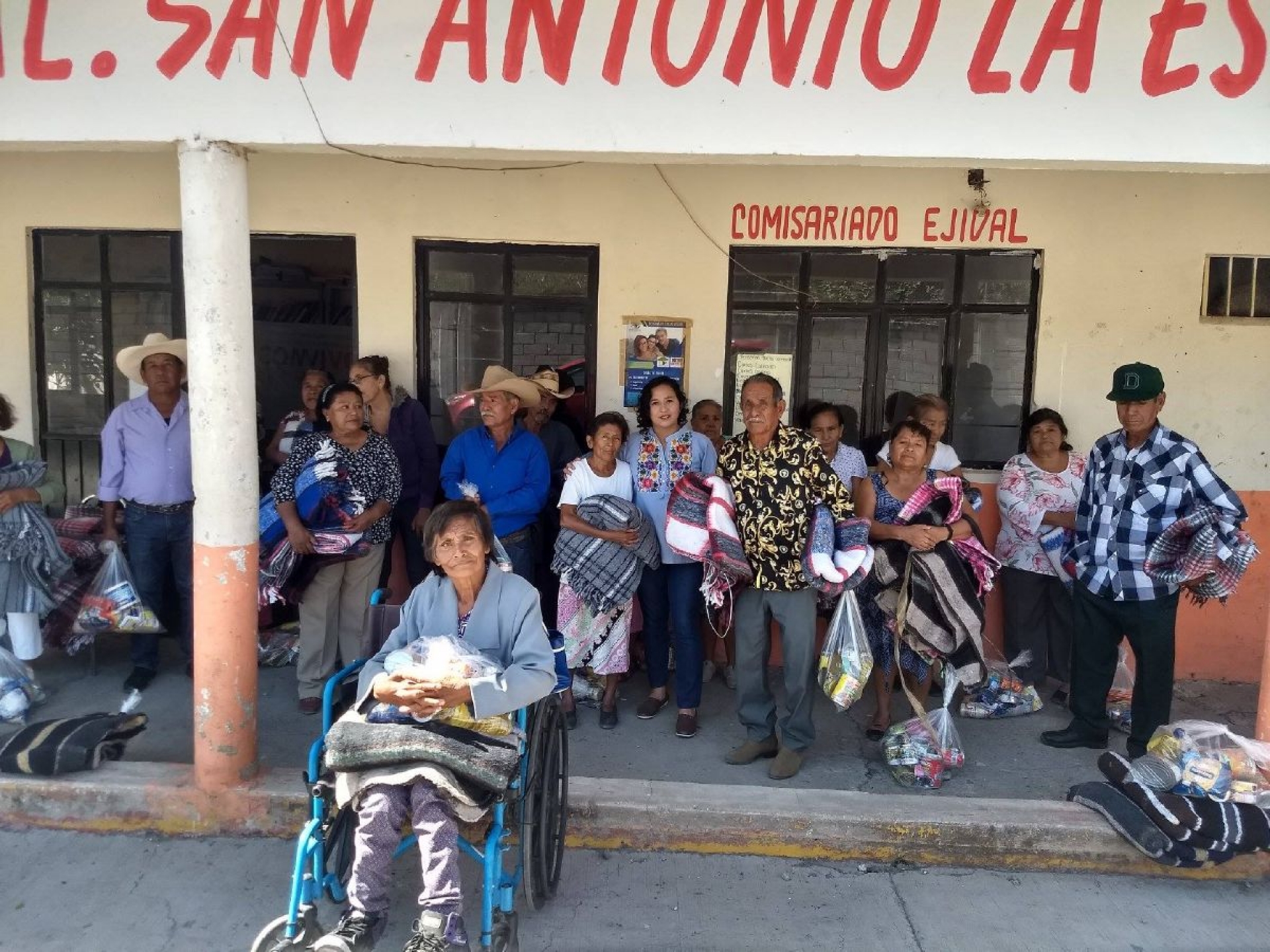 Entrega Viridiana Villanueva cobertores a ancianos de Jantetelco