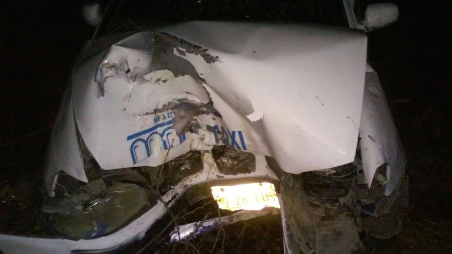 Un taxista ebrio chocó contra un poste