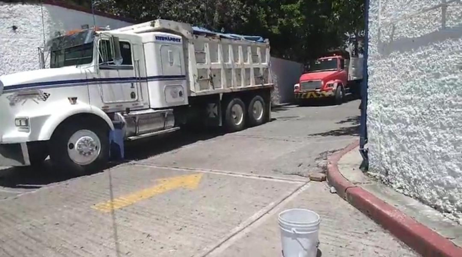 Camioneros de la agrupación 'Libertad' se manifiestan frente a la FGE