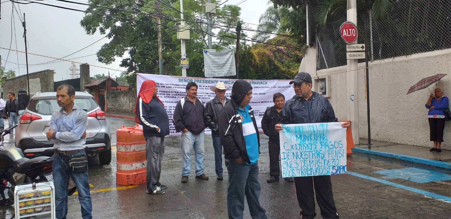 Jubilados del SAPAC protestan en el Ayuntamiento de Cuernavaca