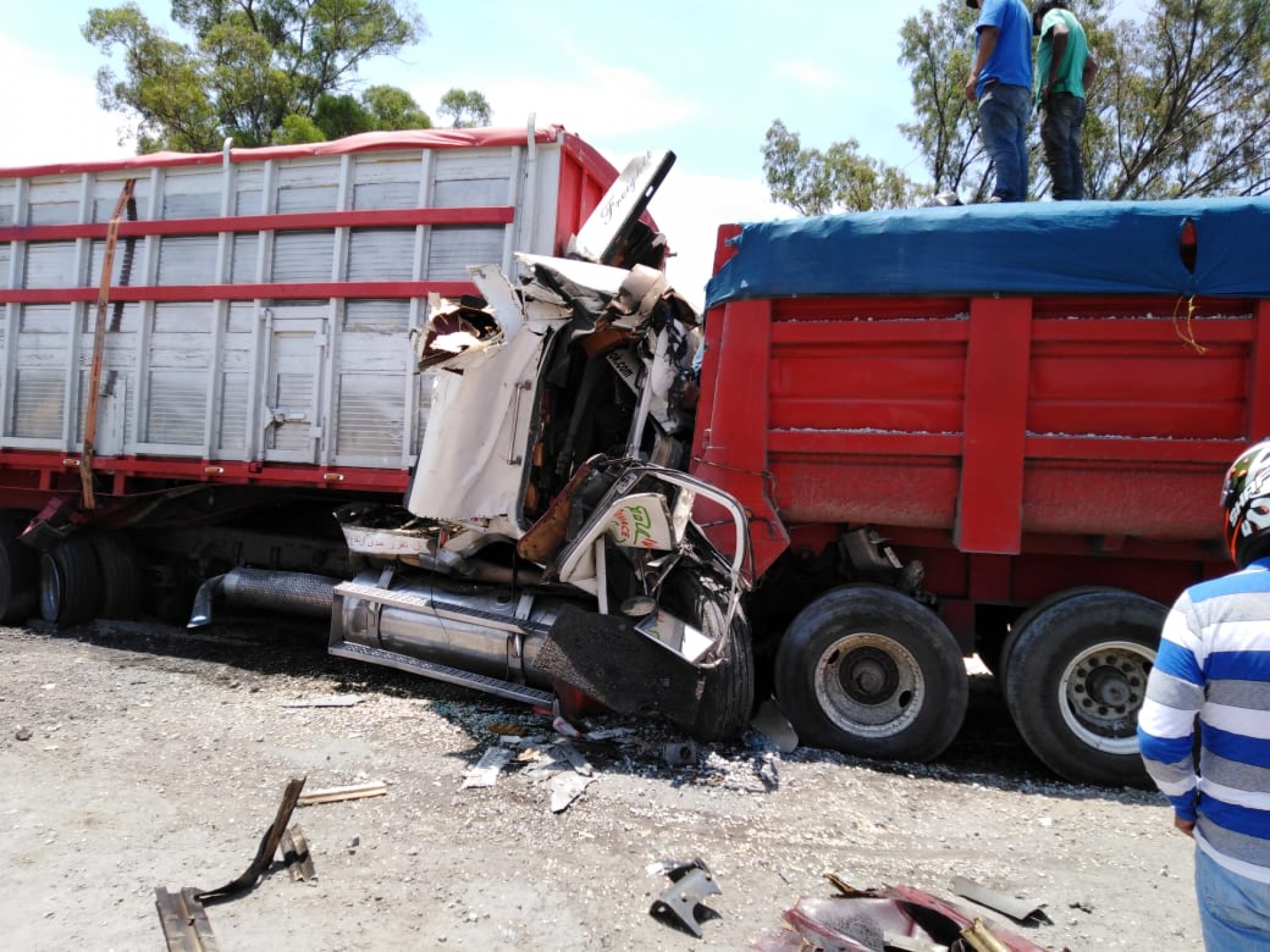 Tráiler se impactó contra tractocamión, en Atlatlahucan; el conductor quedó prensado