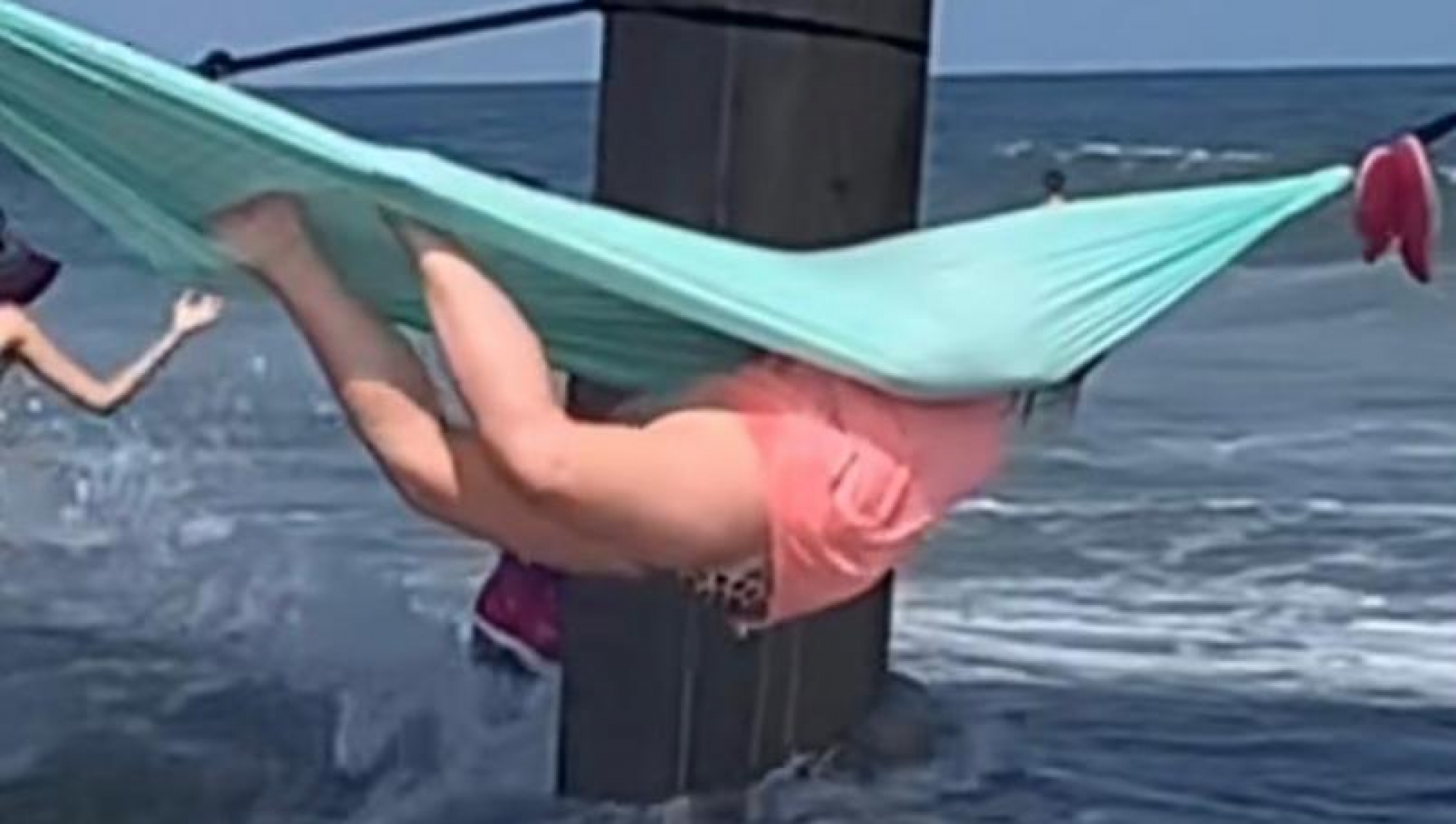 Original forma de subirse a una hamaca se vuelve viral
