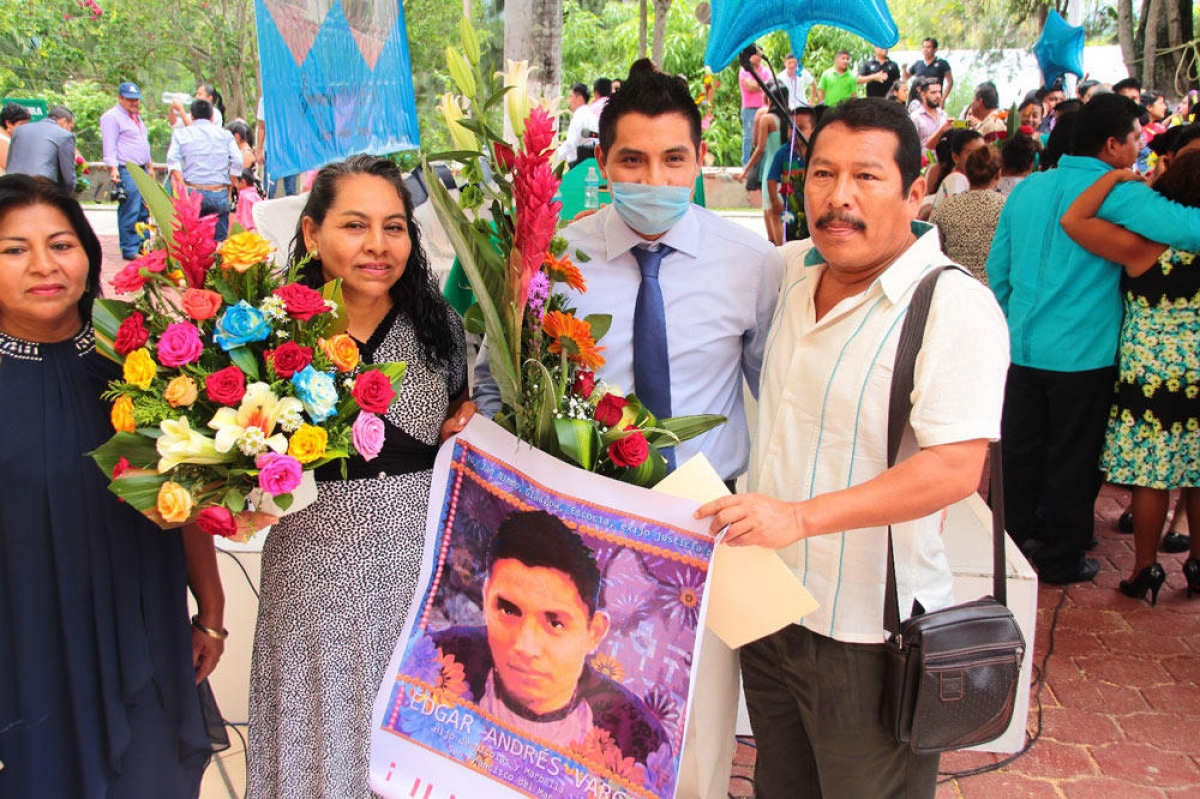 Se gradúa normalista de Ayotzinapa sobreviviente al ataque en Iguala