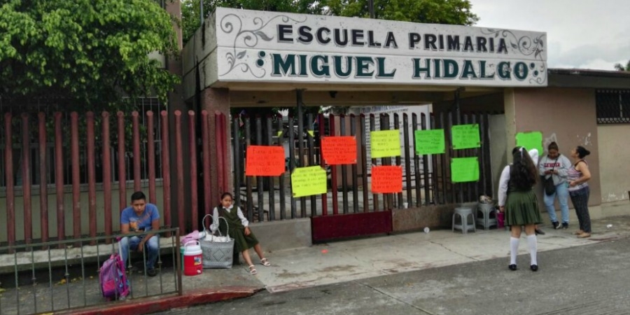 Padres de familia toman primaria en Puente de Ixtla