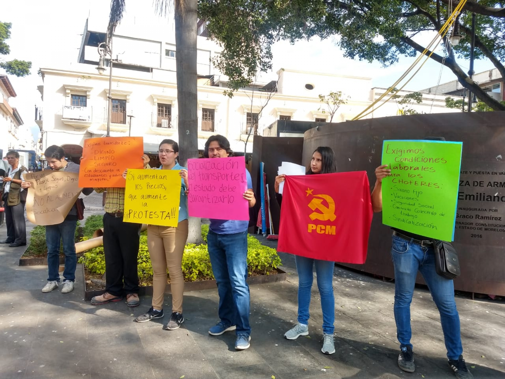 Protesta Partido Comunista en contra del aumento a la tarifa mínima de transporte