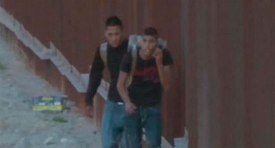 En tan sólo 15 segundos, estos hombres cruzan la frontera entre México y EU