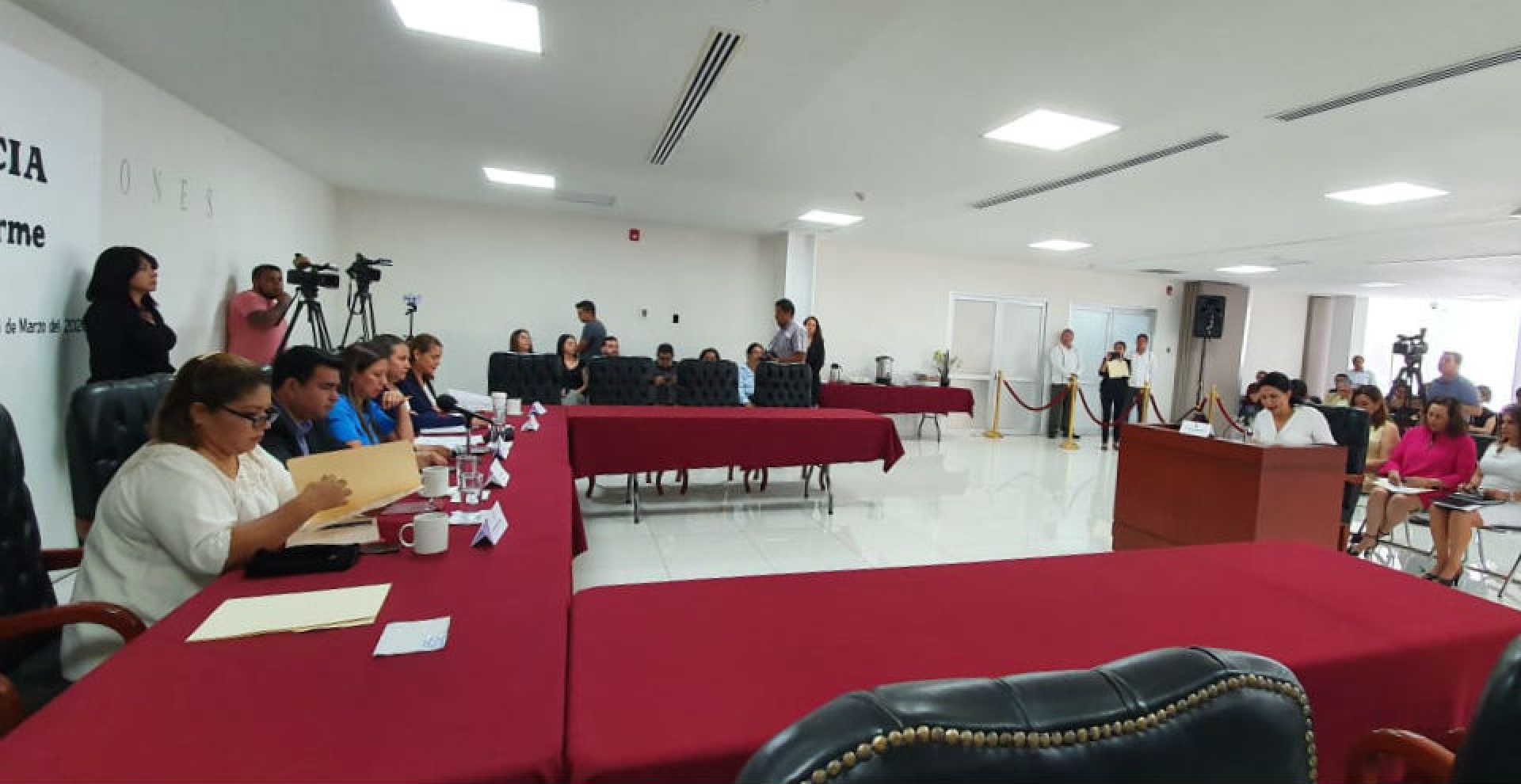 Secretaria de Desarrollo Económico y del Trabajo comparece ante legisladores