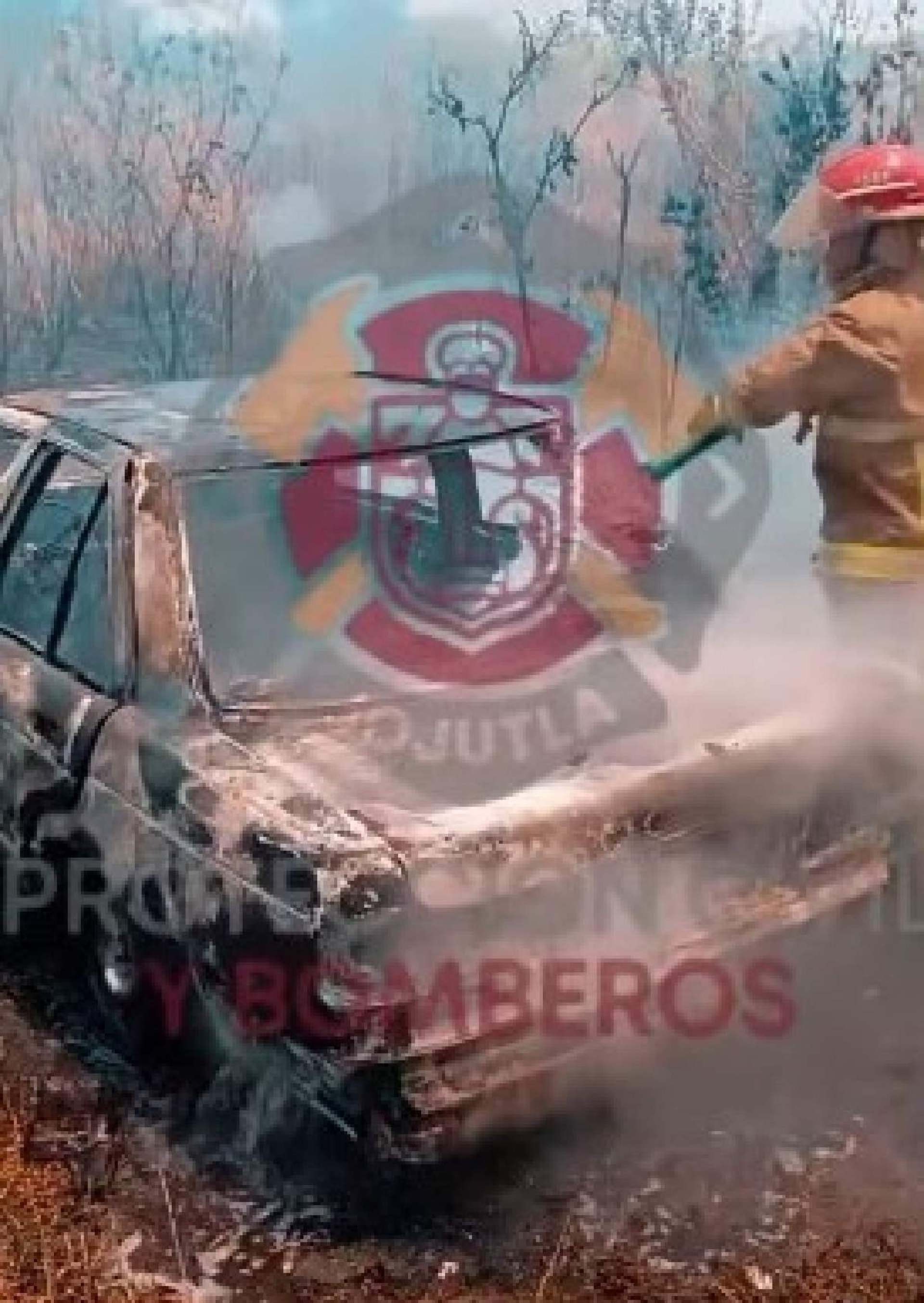 Incendio de pastizal en Jojutla alcanza dos vehículos