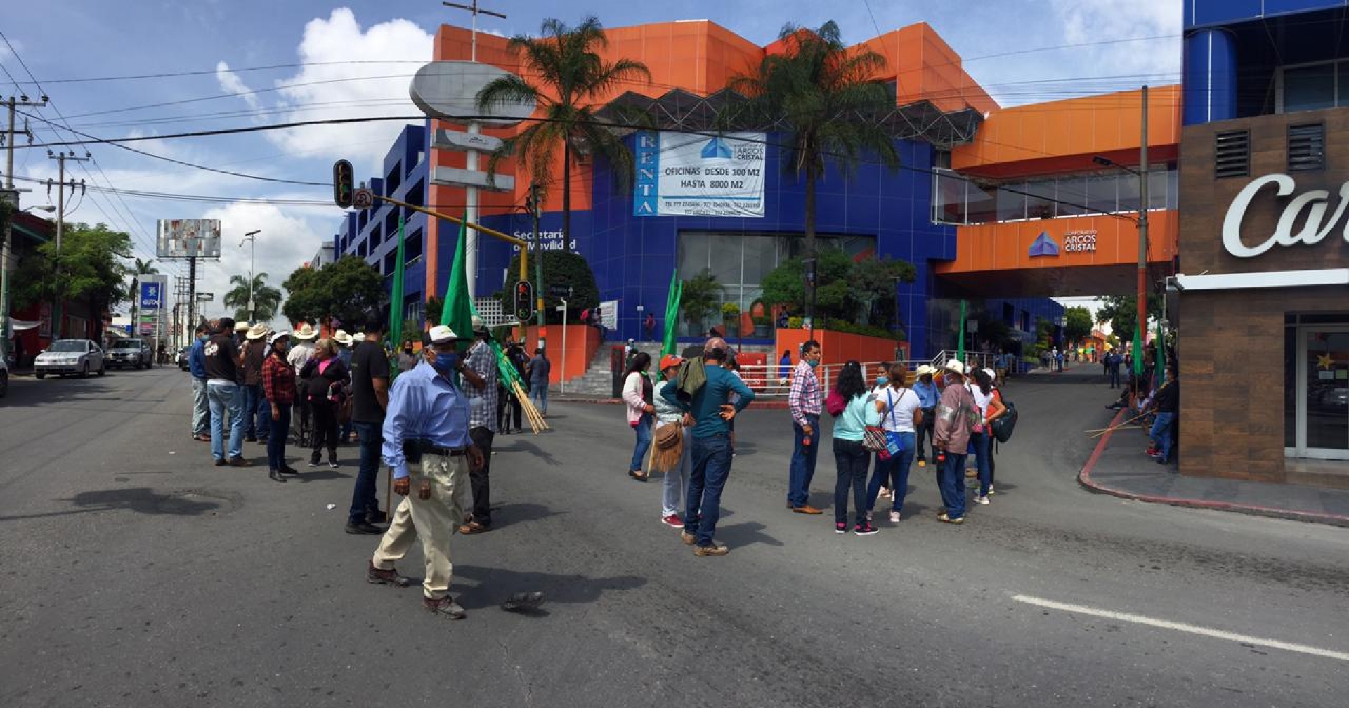 Integrantes de la UNTA protestan en avenida Plan de Ayala