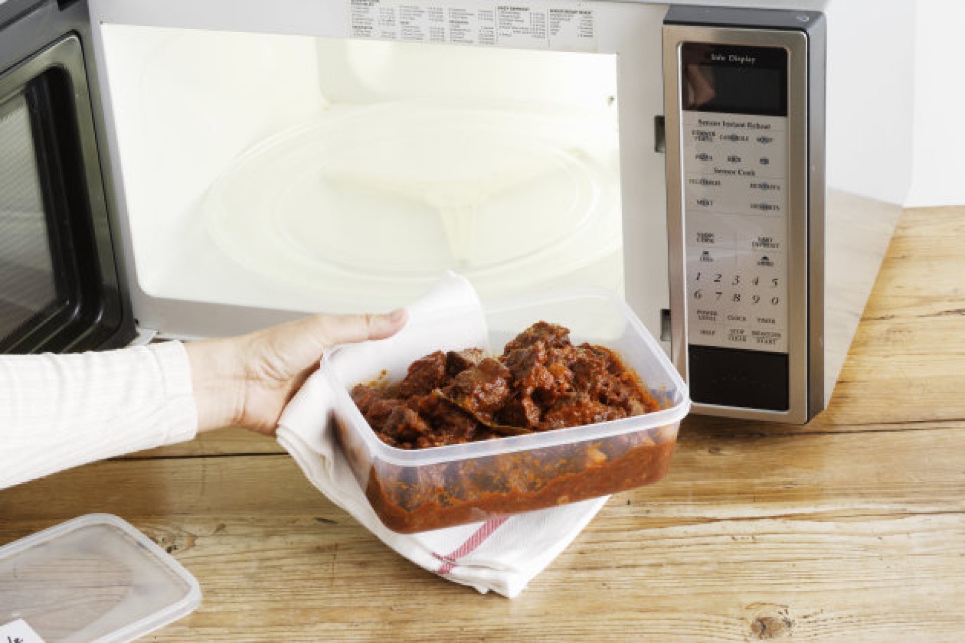 Por qué es mejor para la salud no calentar la comida en un recipiente de plástico