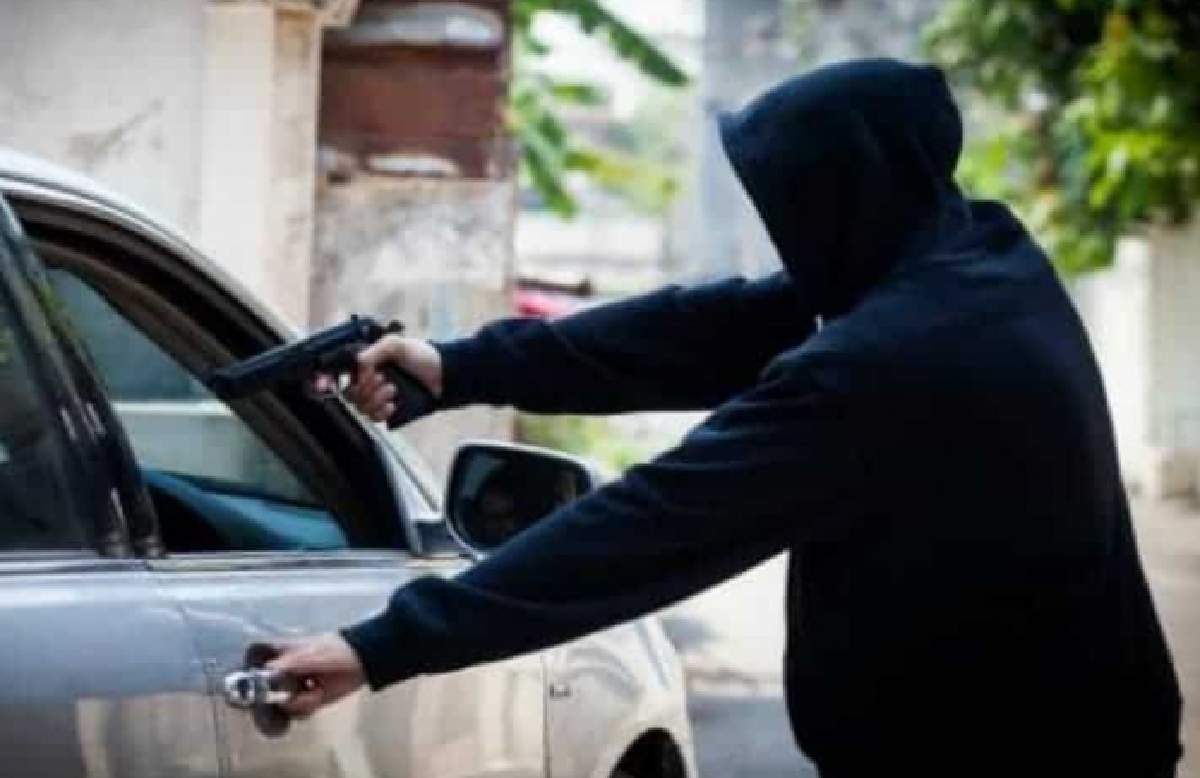 Lo amagaron con armas largas para robarle su camioneta