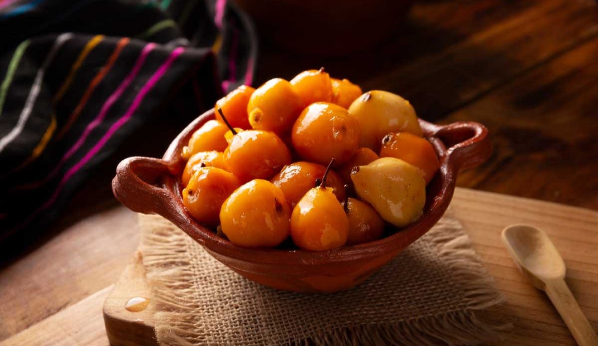 Tejocotes en almíbar, un dulce tradicional para celebrar las fiestas mexicanas