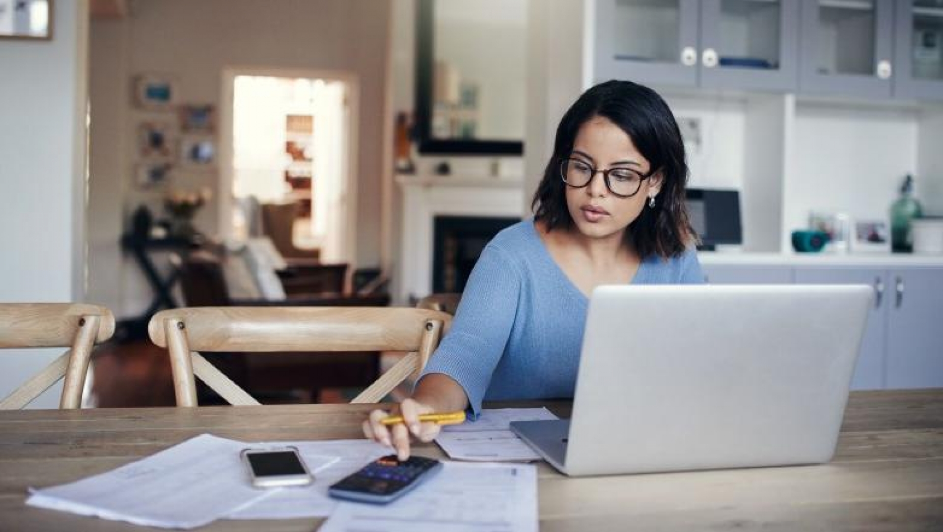Diputados aprueban que empresas asuman pago de luz e internet en Home Office