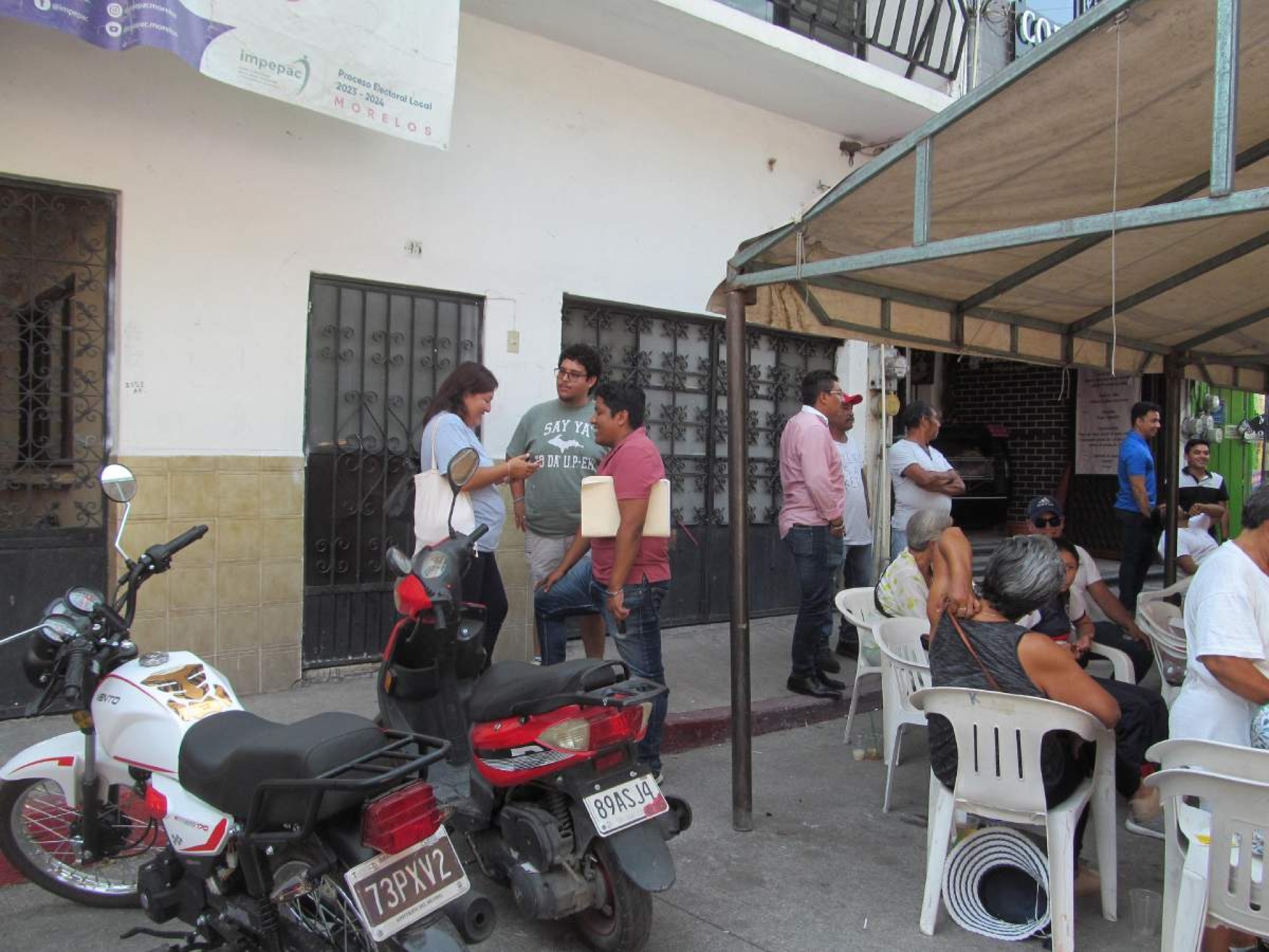 Ciudadanos esperan resultados de la elección en Zacatepec