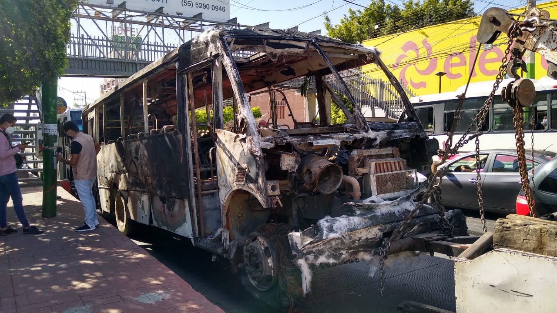 Se movilizan transportistas a la FGE para exigir justicia por quema de una ruta 16