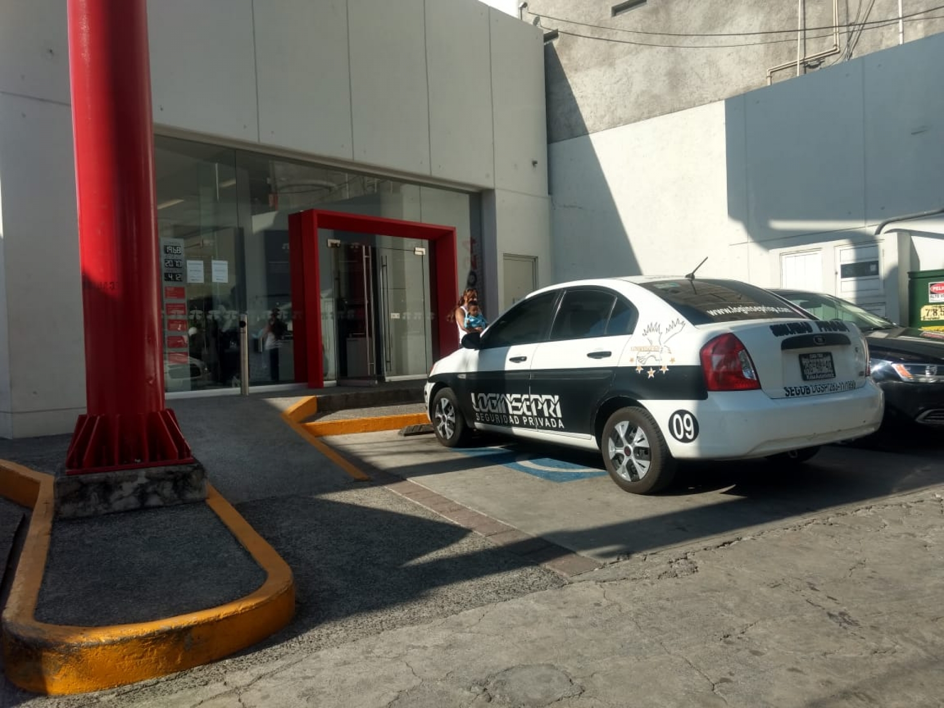 Hombre armado asalta banco en Jiutepec