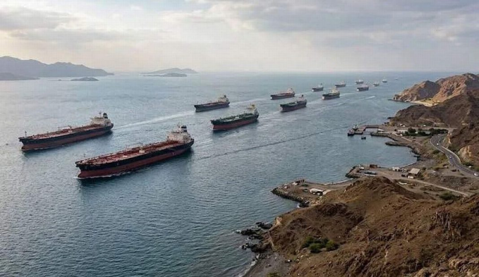 Irán autoriza paso de buques con alimentos y ayuda por estrecho de Ormuz