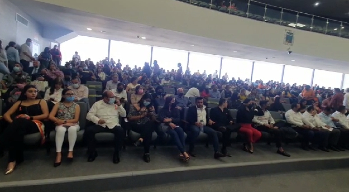 Concentran diputados a trabajadores del Congreso en salón de Plenos para apoyar al fiscal general