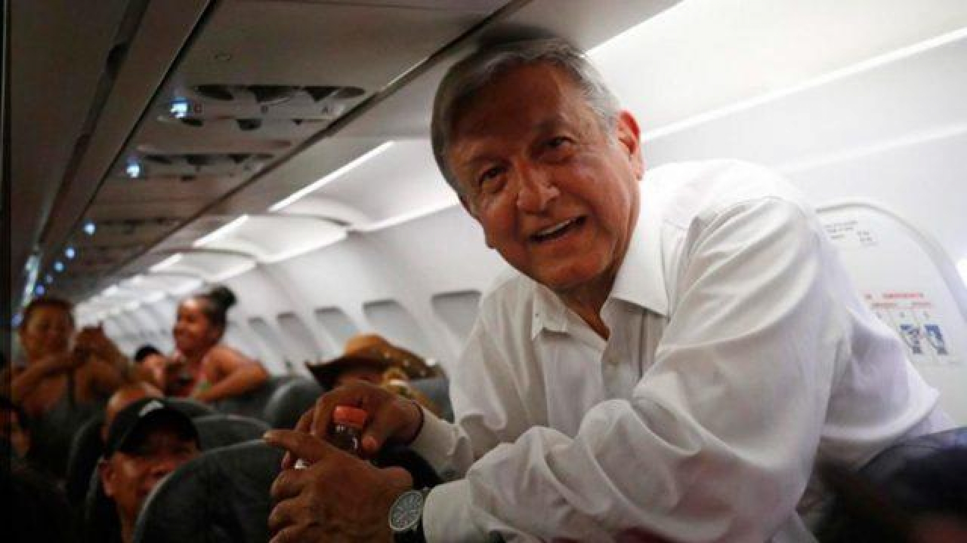 AMLO ofrece disculpa, pero seguirá viajando en vuelos comerciales