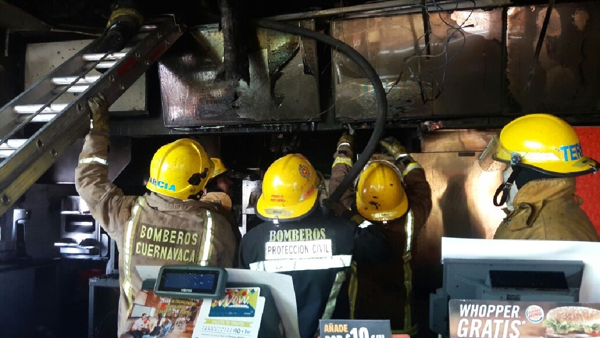 Incendio en restaurante deja daños materiales