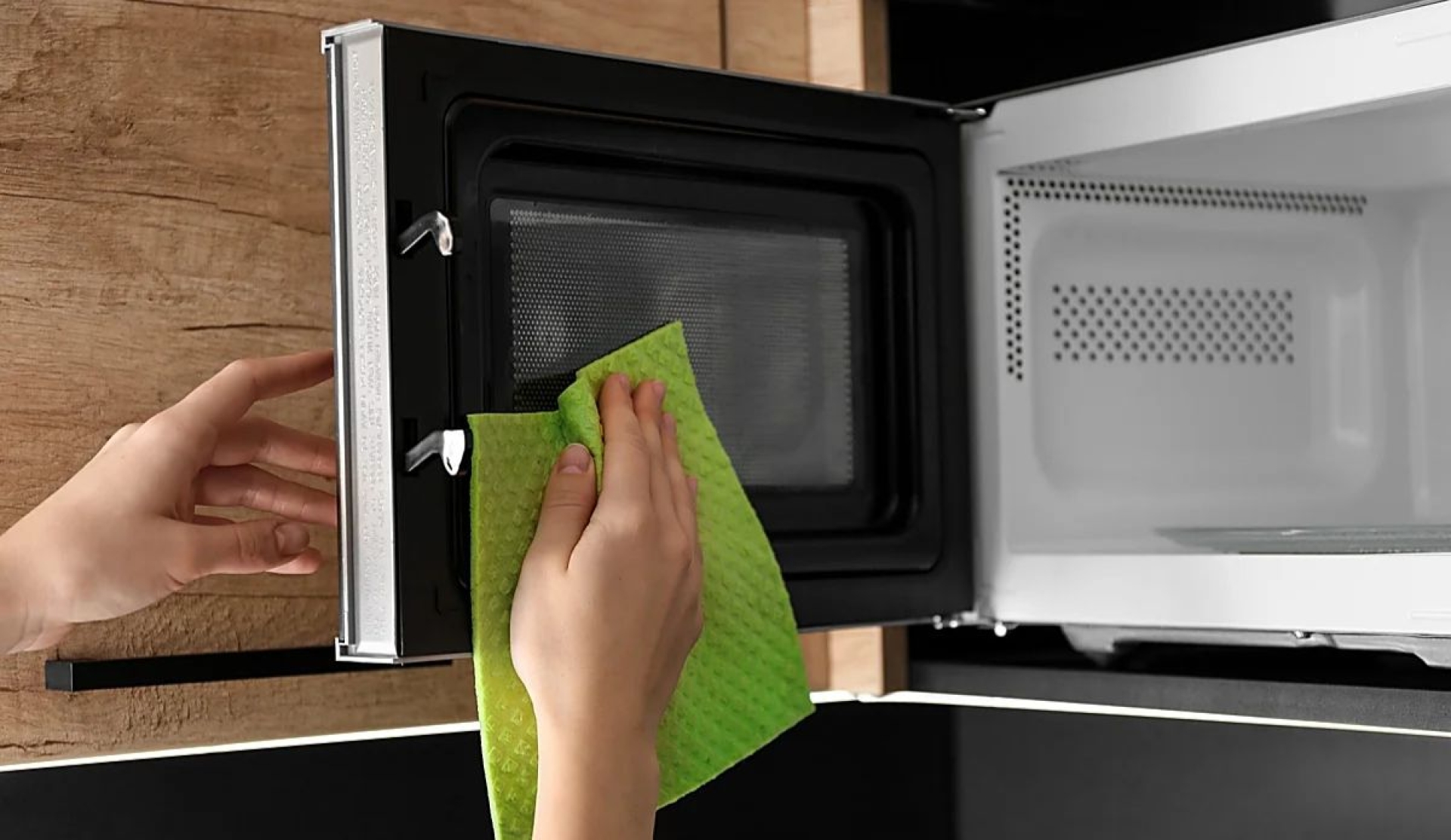 Truco casero para limpiar el microondas sin químicos ni esfuerzo