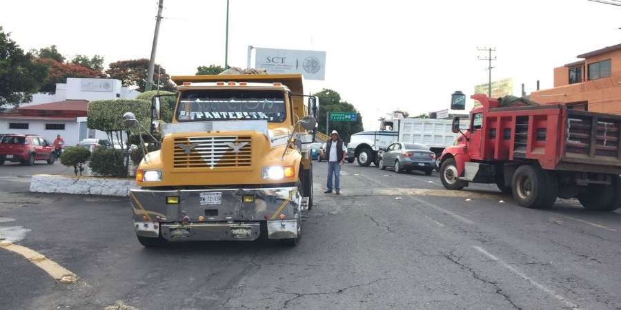 Protestan camioneros de Tepoztlán en el Centro SCT Morelos