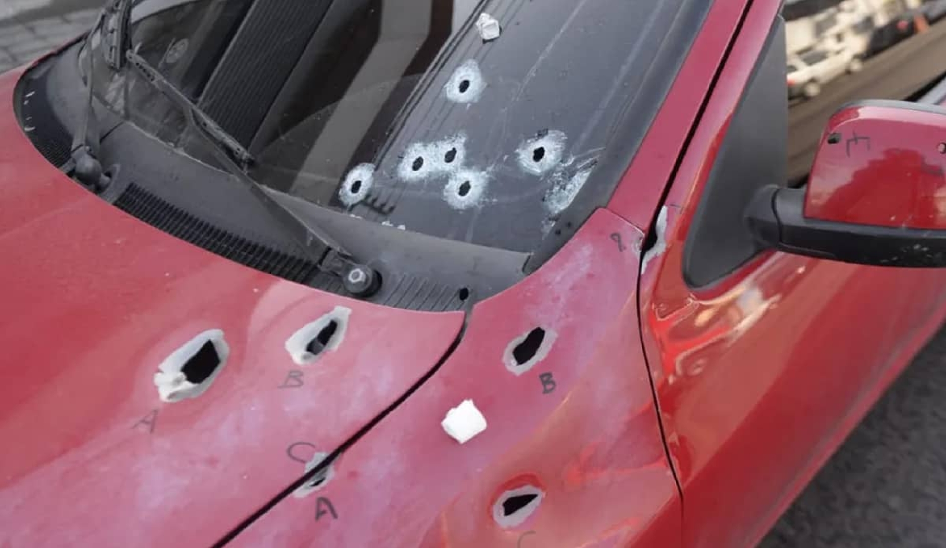 Hallan dos vehículos baleados en Tlaltizapán