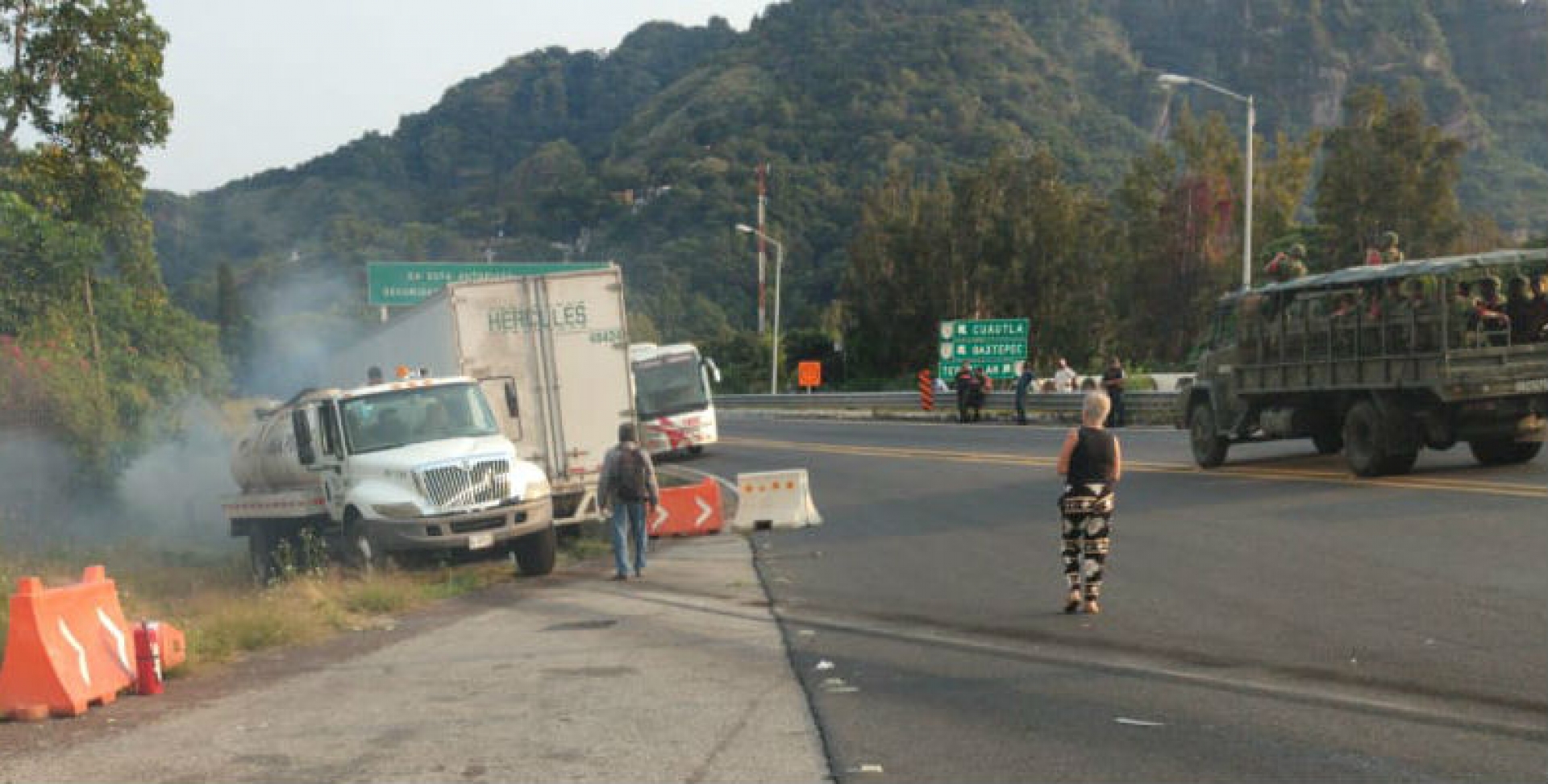 Impacta tráiler a dos vehículos en la autopista La Pera-Cuautla
