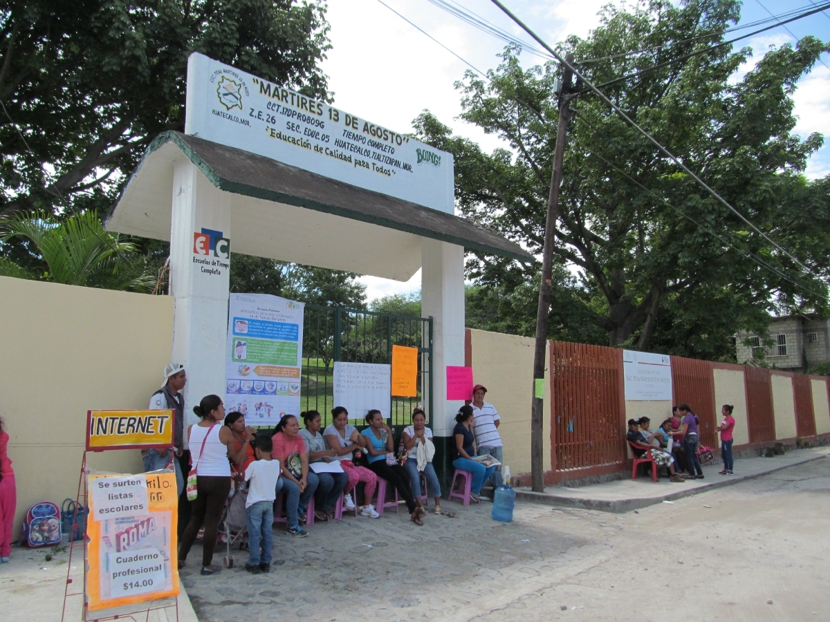 Protestan padres de familia para cambiar a maestro de primaria en Tlaltizapán