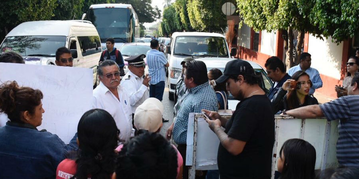Demandan padres de familia entrega de dictamen estructural de primaria Benito Juárez