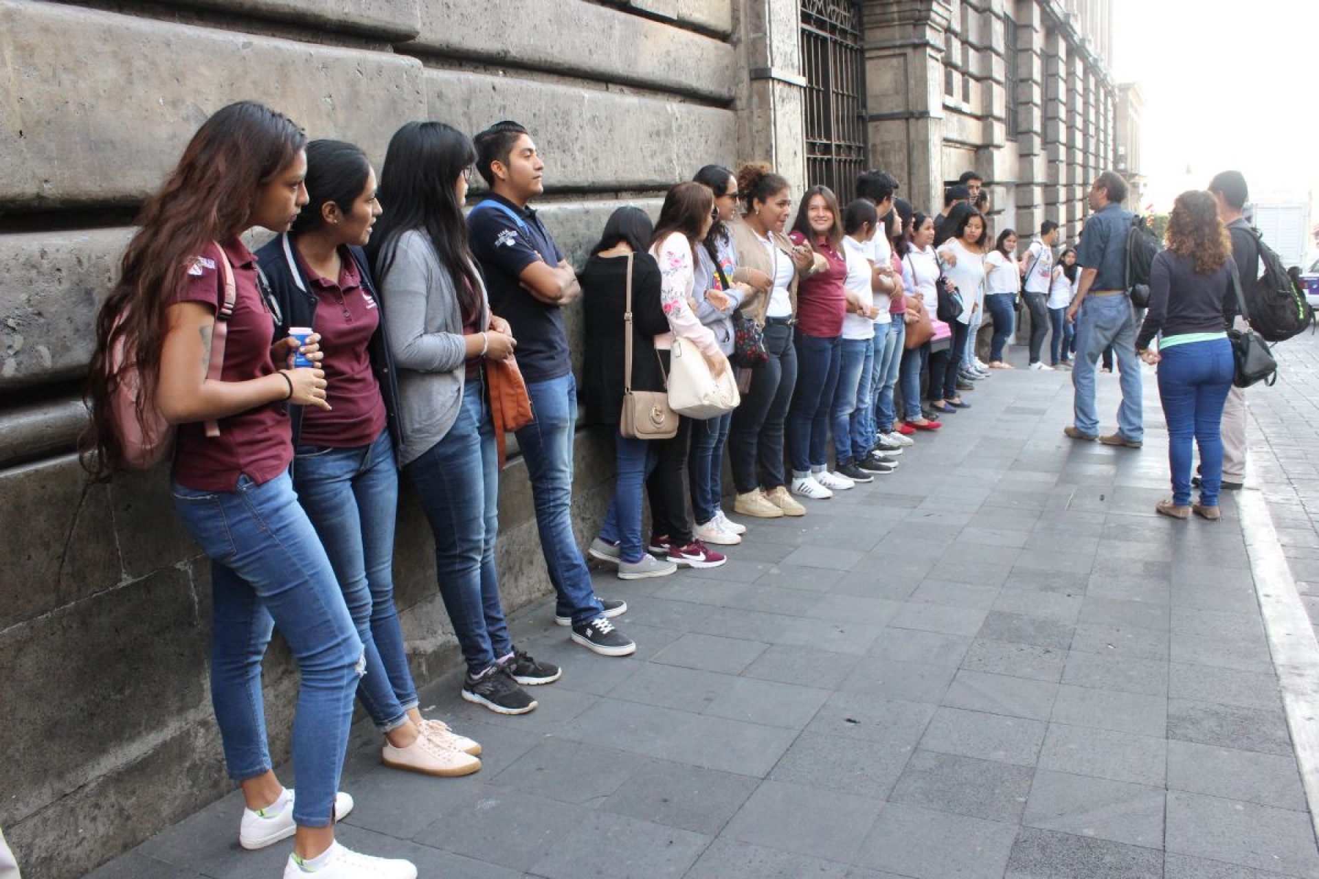 Estudiantes universitarios exigen explicaciones al secretario de Hacienda