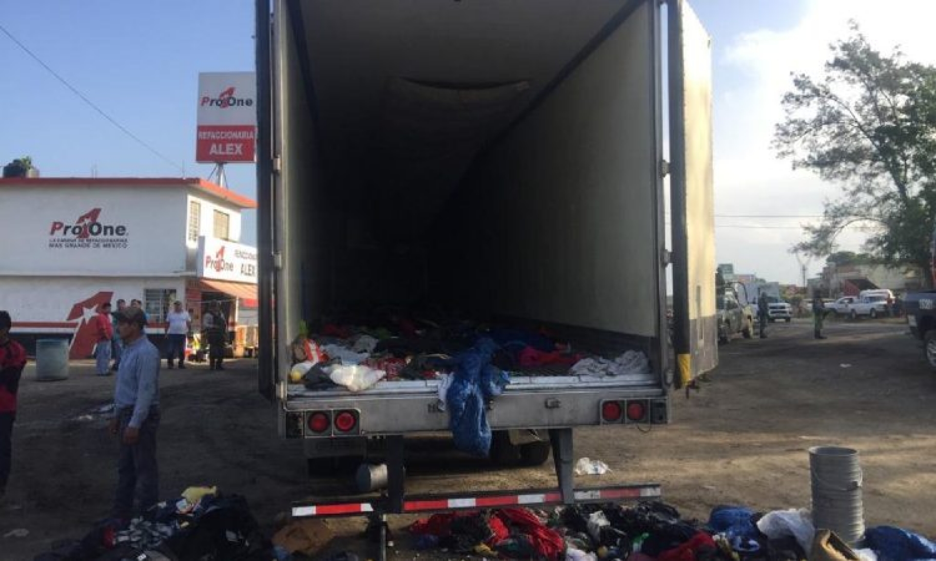 Aseguran a 128 migrantes ocultos en camión en Veracruz