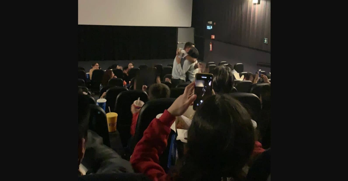 Joven pide matrimonio en estreno de "Spider-Man: No Way Home"
