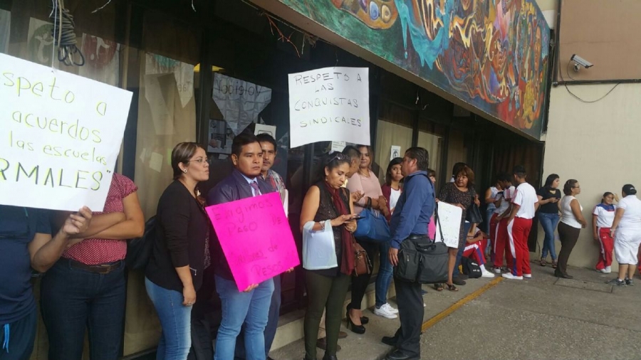 Administrativos del IEBEM amenazan con cerrar las instalaciones