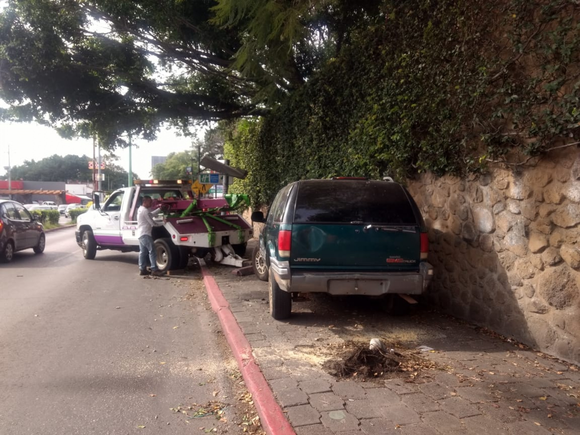 Se impacta camioneta en la avenida Emiliano Zapata, en Cuernavaca