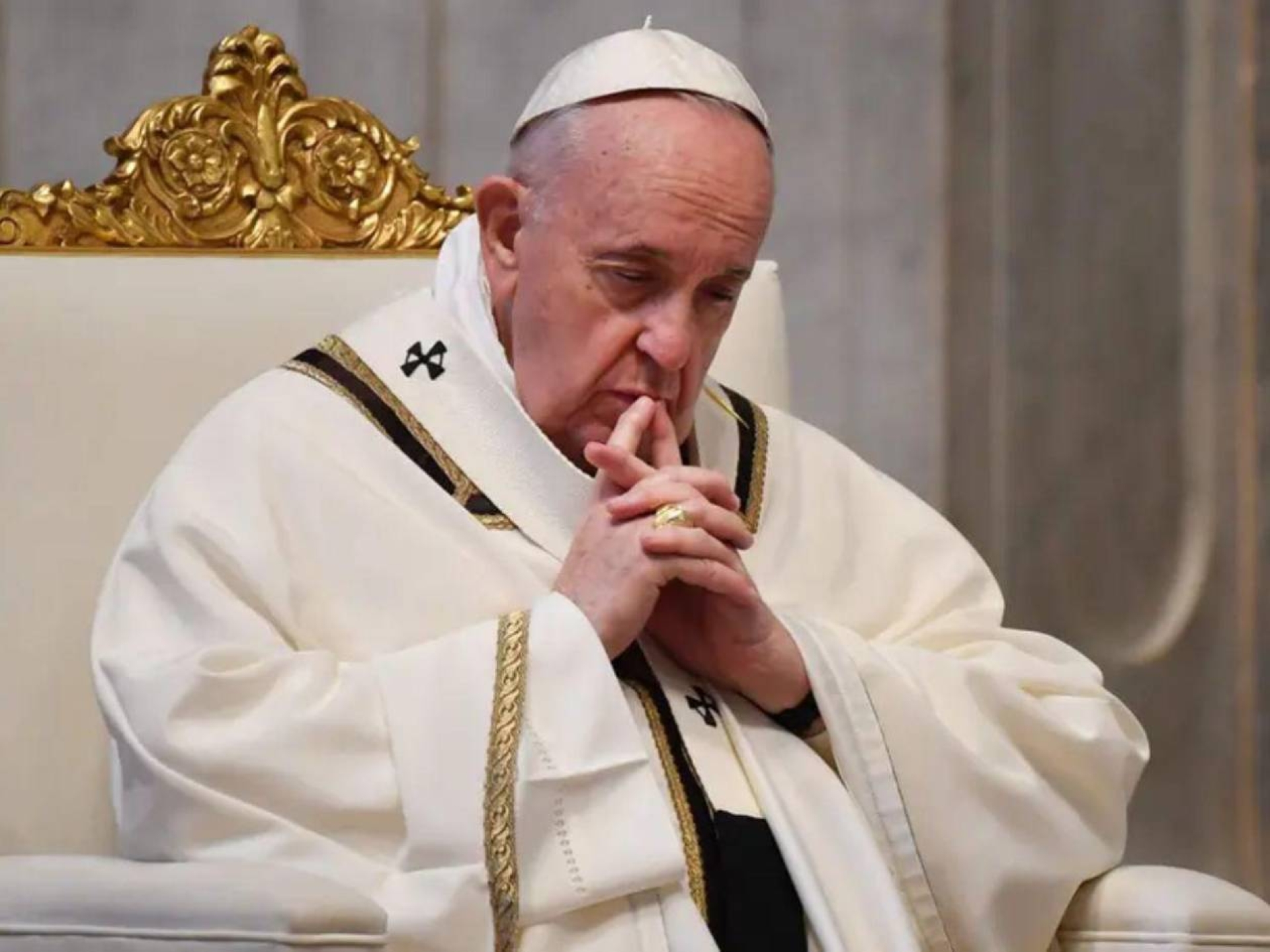 El Papa Francisco permanece estable y continúa su tratamiento, reporta el Vaticano