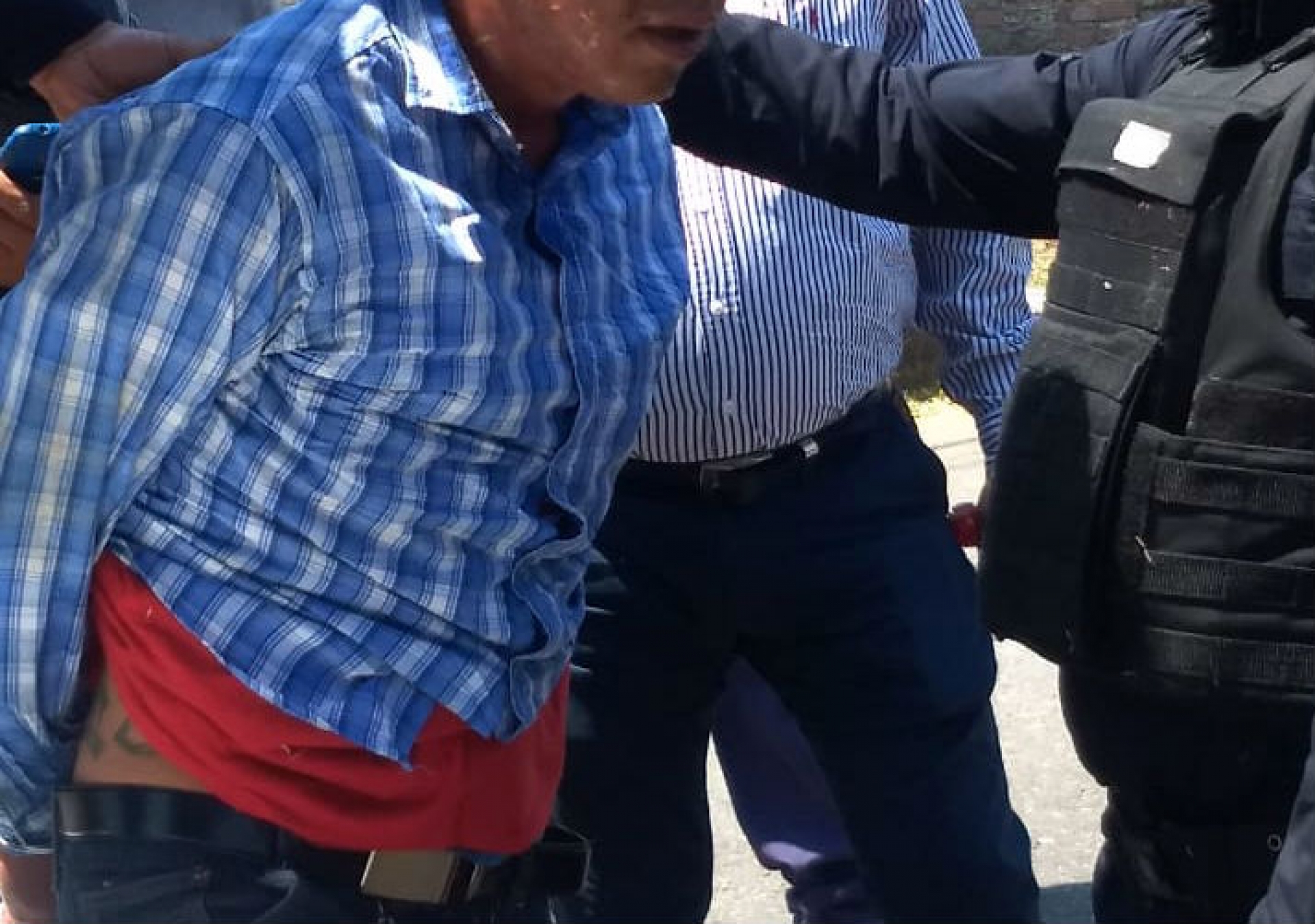 Vecinos de la colonia Vicente Estrada Cajigal golpean y amarran a presunto ladrón