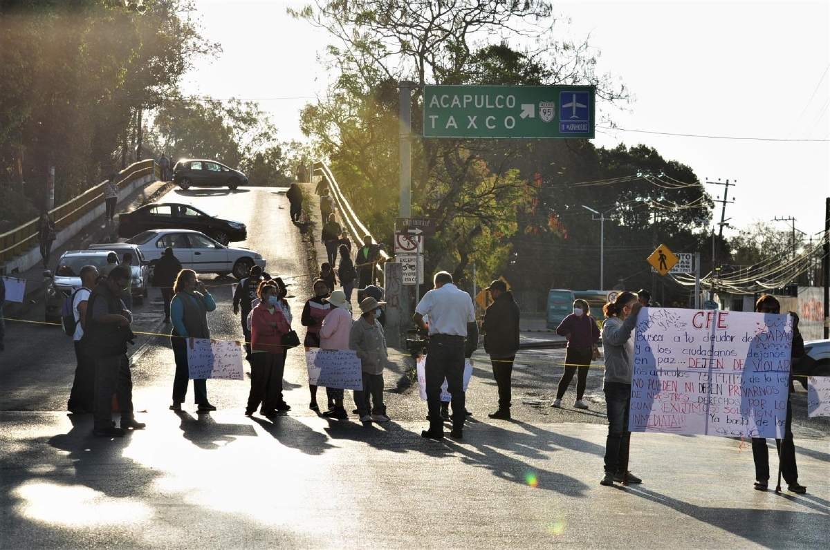 Vecinos bloquearon carreteras a México y a Tepoztlán