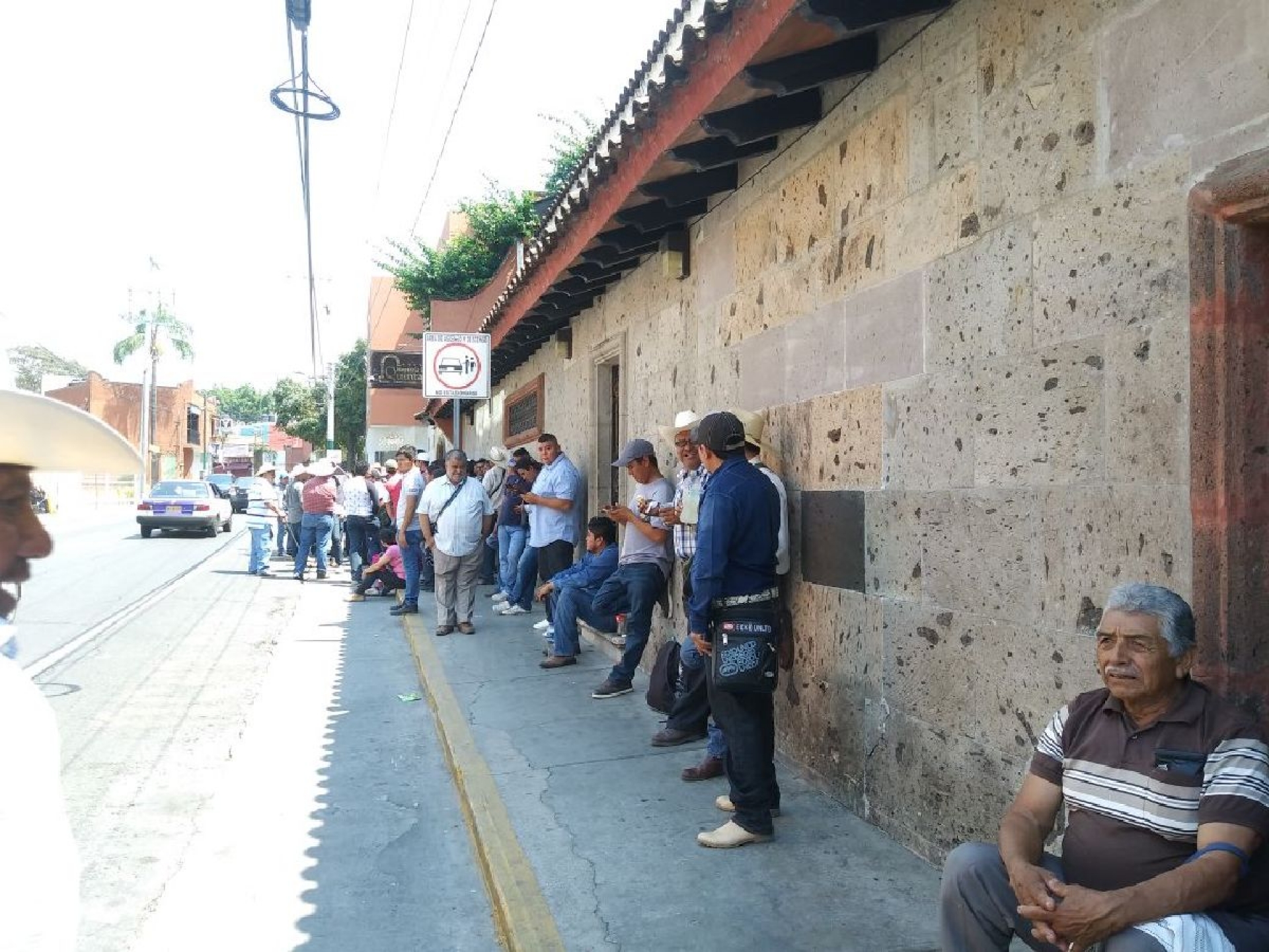Campesinos amenazan con bloquear la autopista del Sol