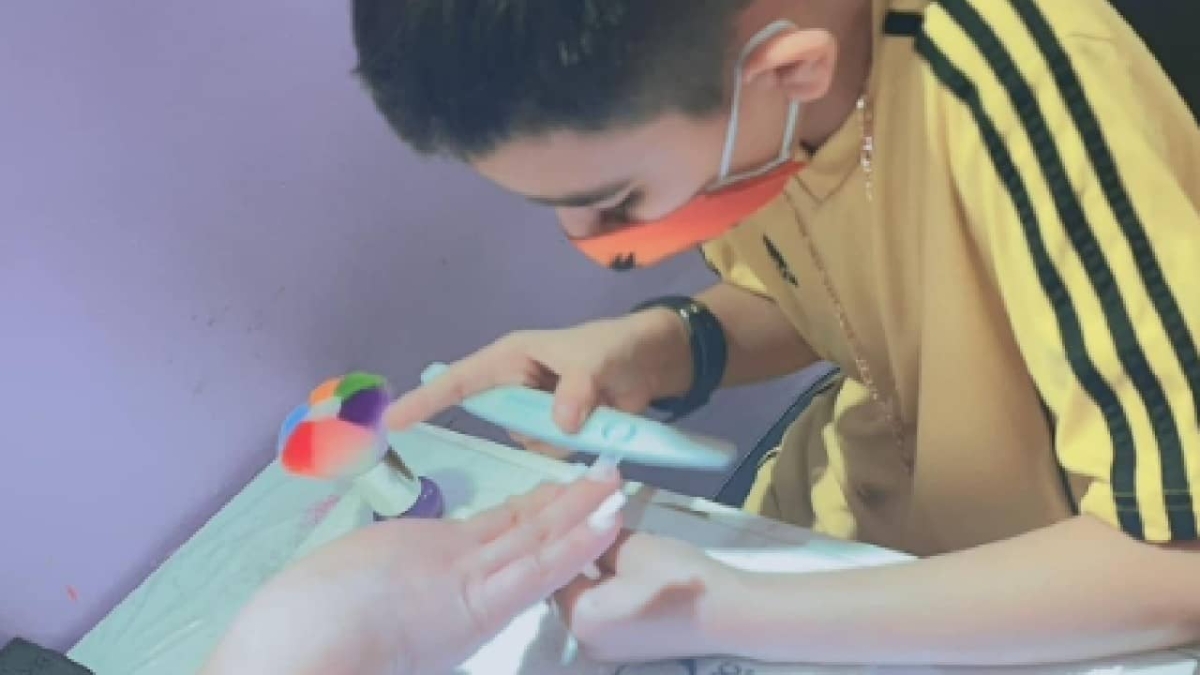 Niño pone uñas para ayudar pagar la operación de su hermanito