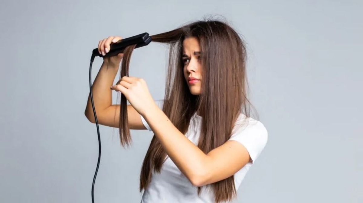 ¿Tu plancha te jala el cabello o ya no resbala? Así debes limpiarla