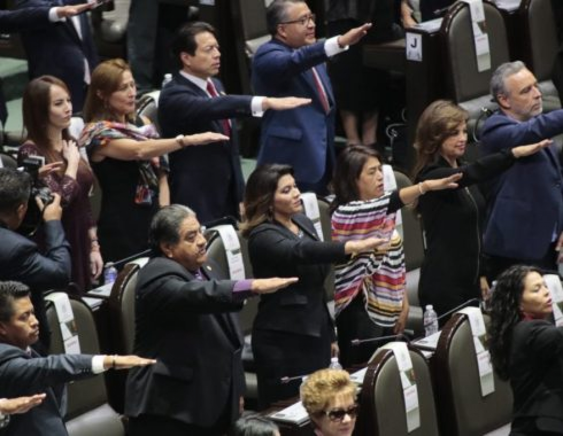 Diputados reducen gastos pero conservarán su sueldo actual por el momento