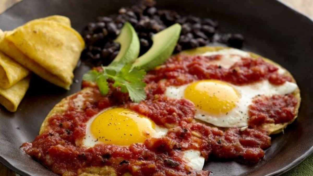 ¡Desayuno de campeones! Disfruta de unos deliciosos huevos rancheros, te damos la receta