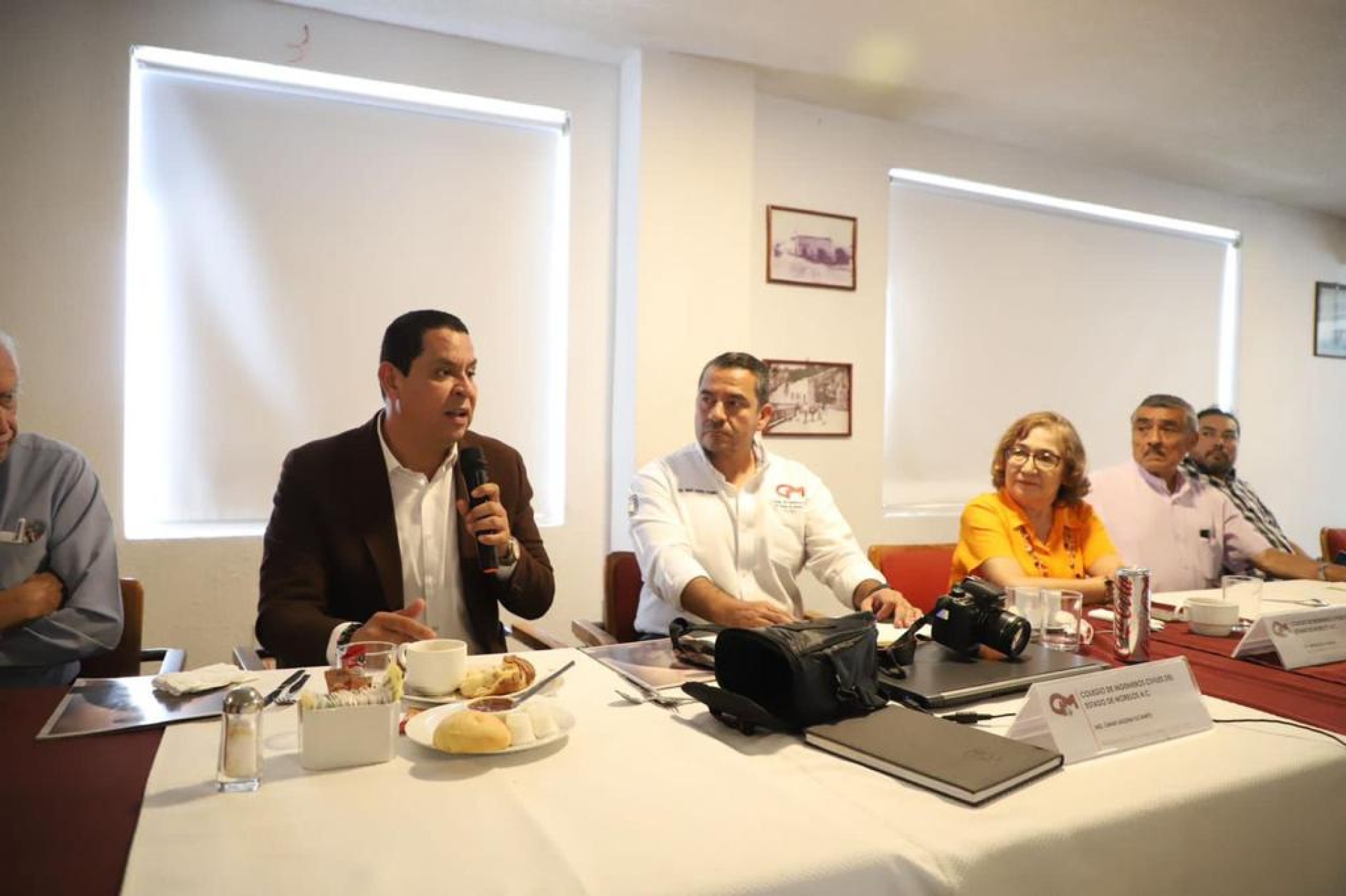 Acuerdan ingenieros y Juan Ángel Flores Bustamante proyectos para la transformación segura de Morelos