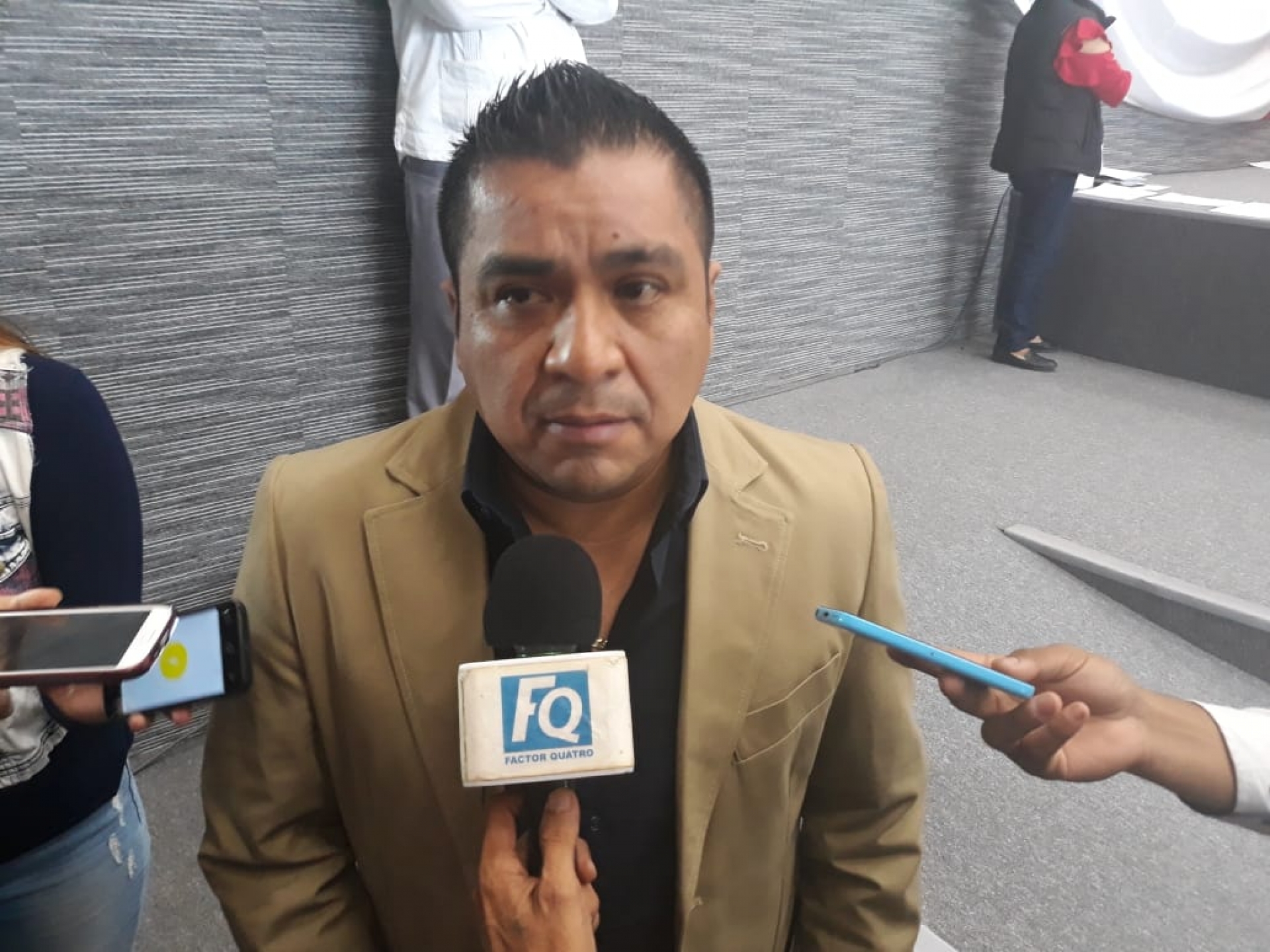 Aclara diputado que no será destituido por orden de la SCJN