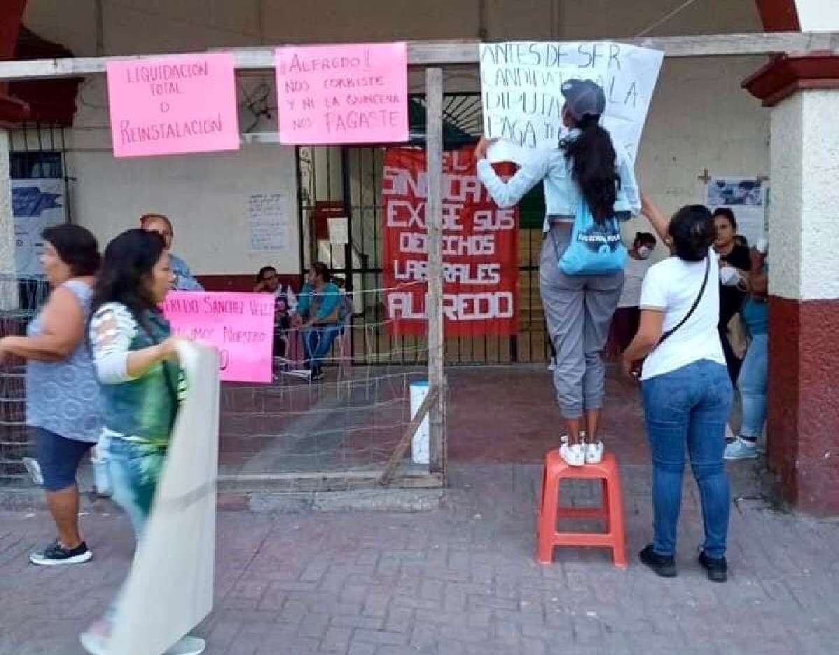 Extrabajadores toman el palacio municipal de Tepalcingo
