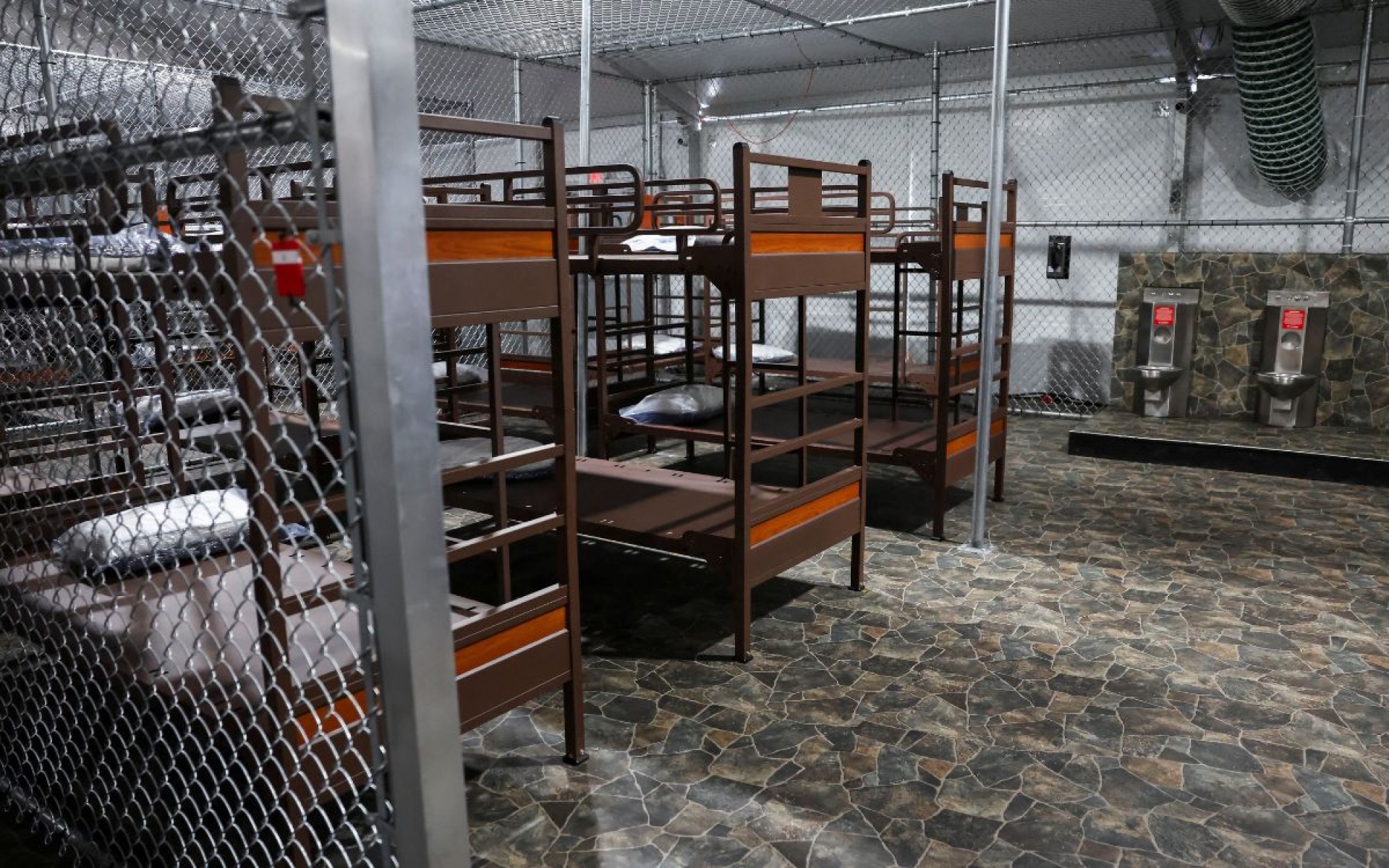 Denuncian riesgos sanitarios en centro ‘Alligator Alcatraz’; reportan seis hospitalizados