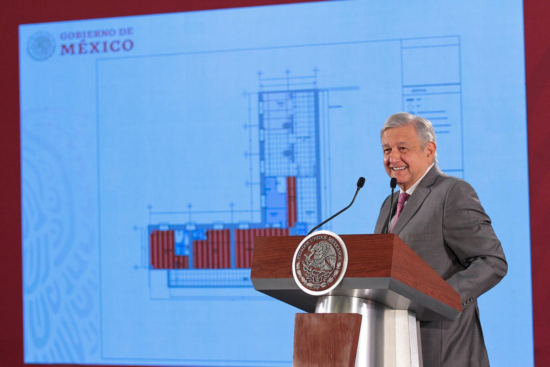 AMLO muestra plano del departamento de Palacio Nacional