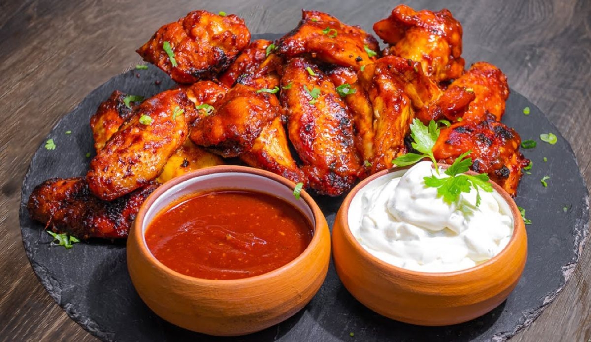 Alitas a la parrilla con salsa BBQ casera, una receta llena de sabor